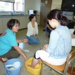 フットバスを体験する参加者