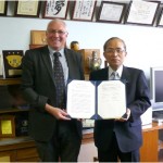 ムーア教授と石川浩学長の間で香短-ノーサンブリア間の協定書が更新されました。