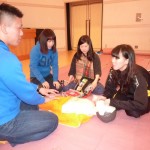 AEDの装着法を学ぶ学生たち。機器の操作に慣れました
