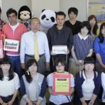 募金活動を主体的に行った学友会メンバー、留学生、学生有志たちが石川学長と