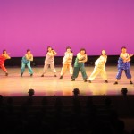躍動感いっぱいに演技するダンス部員たち＝松山市内