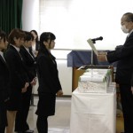 石川学長から表彰される学生たち