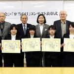 表彰状を手に記念撮影
