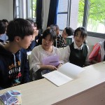 中国人の学生に混じって交流する学生たち