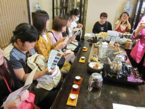 日本語の上手な店員さんからお茶の入れ方を学ぶ