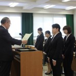石川学長から表彰される学生たち